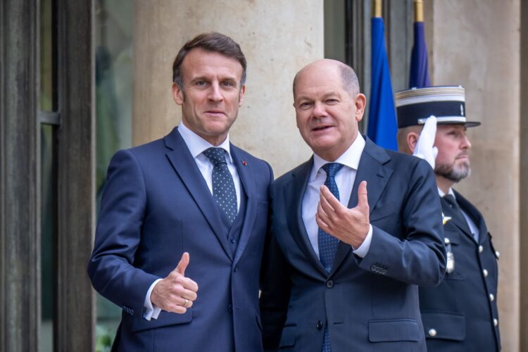 22 January 2025, France, Paris: French President Emmanuel Macron (L) welcomes German Chancellor Olaf Scholz before a meeting at the Elysee Palace in Paris. Photo: Michael Kappeler/dpa