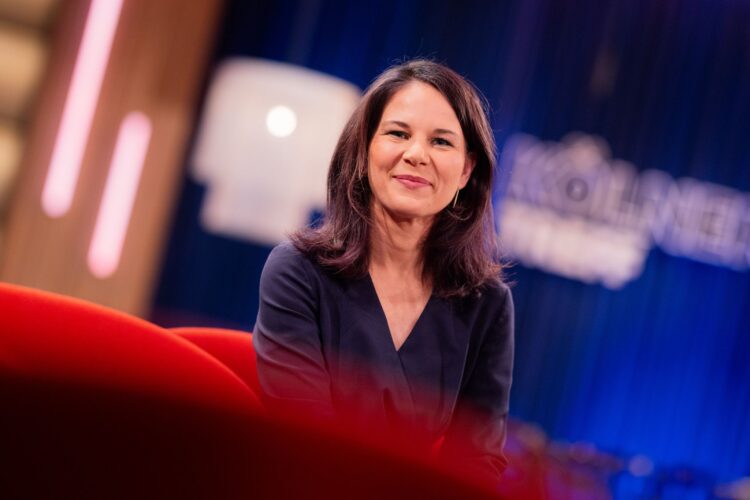 PRODUCTION - German Foreign Minister Annalena Baerbock in a TV studio. Photo: Rolf Vennenbernd/dpa