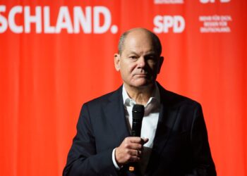 19 January 2025, Hessen, Schwalbach am Taunus: Olaf Scholz German Chancellor and his party's lead candidate, takes to the stage at the election campaign event in the Buergerhaus. The Chancellor is visiting Hesse as part of the 2025 Bundestag election campaign. The Bürgerhaus in Schwalbach is fully booked. The early election to the German Bundestag is scheduled to take place on February 23, 2025. Photo: Andreas Arnold/dpa