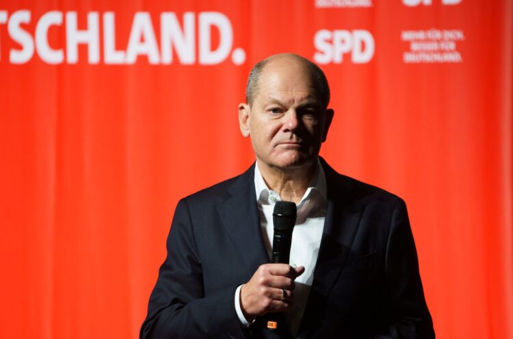 19 January 2025, Hessen, Schwalbach am Taunus: Olaf Scholz German Chancellor and his party's lead candidate, takes to the stage at the election campaign event in the Buergerhaus. The Chancellor is visiting Hesse as part of the 2025 Bundestag election campaign. The Bürgerhaus in Schwalbach is fully booked. The early election to the German Bundestag is scheduled to take place on February 23, 2025. Photo: Andreas Arnold/dpa