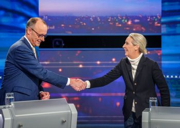 Friedrich Merz (L), top candidate of the Christian Democratic Union (CDU) and Christian Social Union (CSU) for chancellor, shakes hands with Alice Weidel (C), co-chair of the Alternative for Germany (AfD) parliamentary group and candidate for chancellor, ahead of the "Quadrell" TV discussion on the Bundestag election campaign in the studio. Photo: Kay Nietfeld/dpa-Pool/dpa